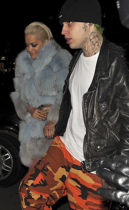 Rita Ora ngượng ngùng vì đụng hàng với Kim "siêu vòng ba" - 10 Rita Ora (24 tuổi) nắm chặt tay bạn trai khi rời khỏi bữa tiệc.