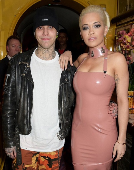 Rita Ora ngượng ngùng vì đụng hàng với Kim "siêu vòng ba" - 7 Nữ ca sĩ trẻ tới dự cùng bạn trai.