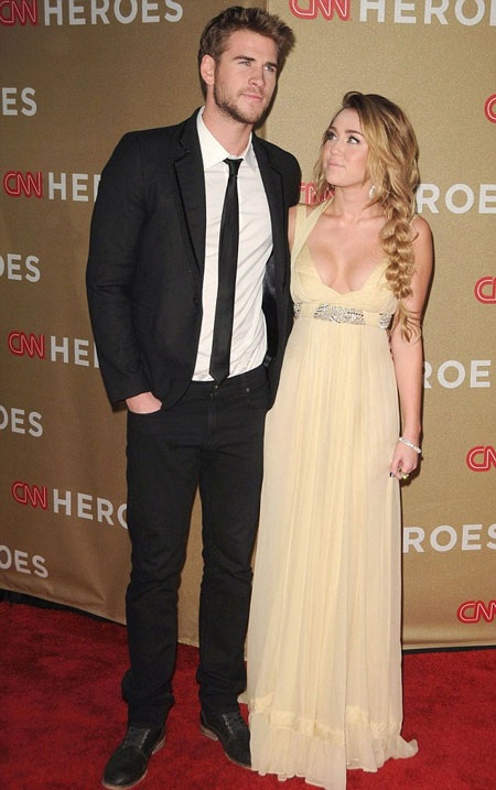 Rộ thông tin Miley Cyrus hàn gắn với "tình cũ" Liam Hemsworth - 2 Miley và Liam hò hẹn từ năm 2009 và chia tay vào năm 2013.