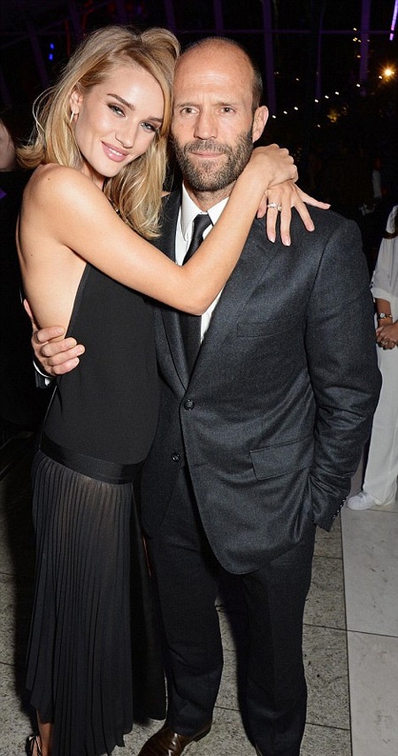 Dàn mỹ nhân khoe sắc tại lễ trao giải thời trang Elle - 6 Rosie đón giải thưởng cùng bạn trai, nam diễn viên