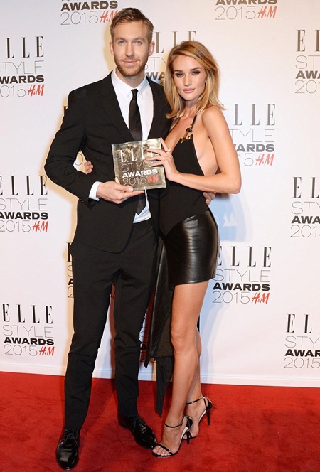 Dàn mỹ nhân khoe sắc tại lễ trao giải thời trang Elle - 7 Rosie khoe giải thưởng của mình