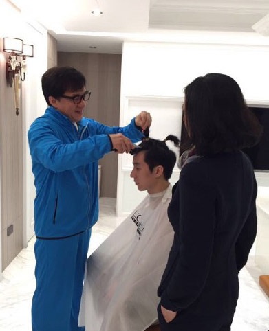 Hình ảnh đoàn tụ hạnh phúc của gia đình Thành Long trong ngày 24/2.