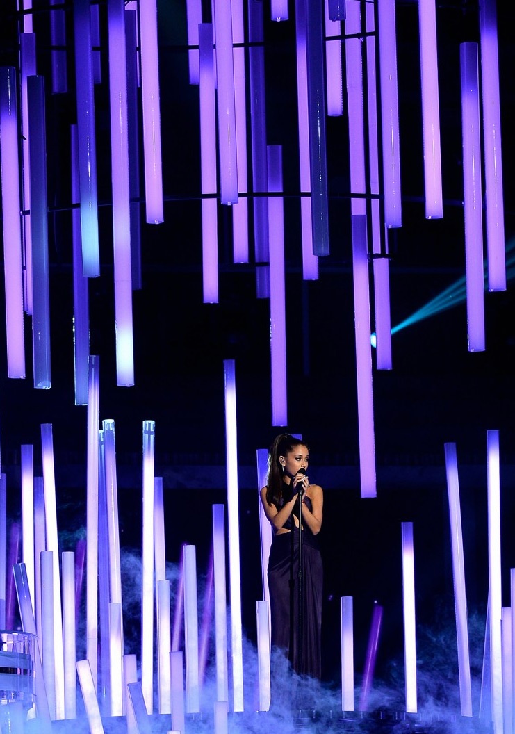Phần trình diễn xúc động của Ariana Grande tại Grammy lần thứ 57 - 1 Phần trình diễn xúc động của Ariana Grande tại Grammy lần thứ 57