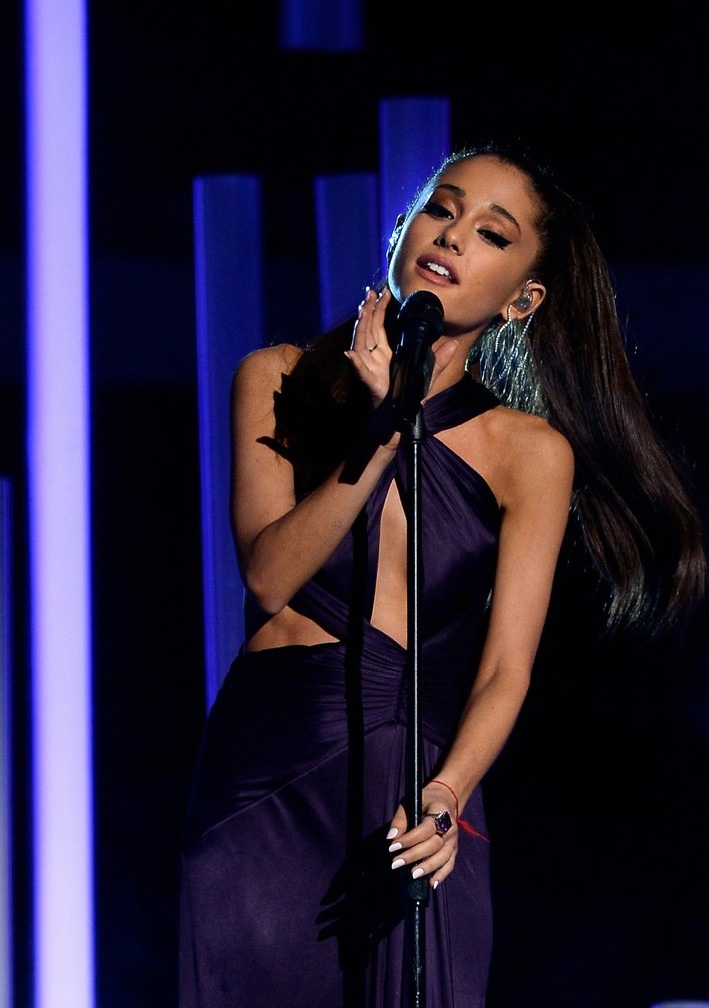 Phần trình diễn xúc động của Ariana Grande tại Grammy lần thứ 57 - 4 Quá xúc động và nhập tâm vào ca khúc, trong phần cuối ca khúc, Ariana đã bật khóc.