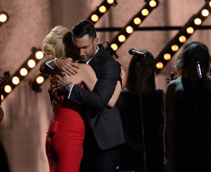 Gwen Stefani dịu dàng, ngọt ngào bên Adam Levine - 2 Cặp đôi vào vai một cặp tình nhân ngọt ngào trên sân khấu.