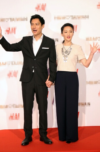 Archie Kao nắm tay vợ không rời và thỉnh thoảng lại trao cô ánh nhìn ngọt ngào.