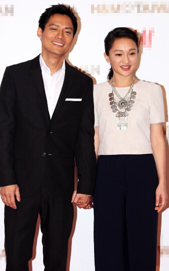 Archie Kao nắm tay vợ không rời và thỉnh thoảng lại trao cô ánh nhìn ngọt ngào.