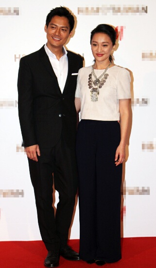 Archie Kao nắm tay vợ không rời và thỉnh thoảng lại trao cô ánh nhìn ngọt ngào.