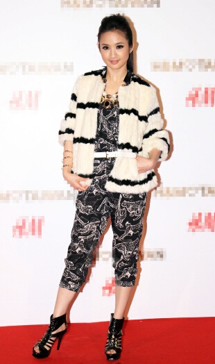 Nữ diễn viên mới lấy chồng năm ngoái - Lâm Y Thần xuất hiện với bộ trang phục trẻ trung, cá tính.