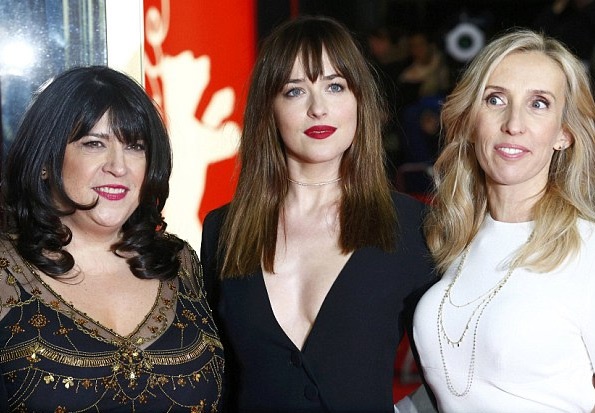 Đạo diễn Sam Taylor-Johnson

và tác giả E.L James chụp hình cung cùng Dakota Johnson