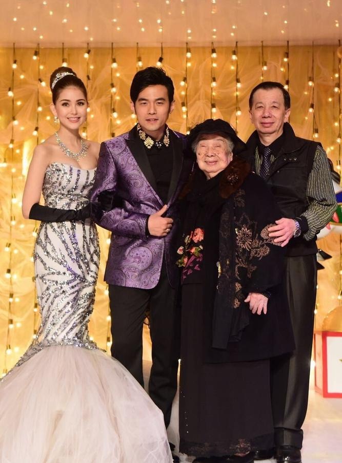 Châu Kiệt Luân và Hannah chụp ảnh cùng người thân trong tiệc cưới tại Đài Loan, ngày 9/2.