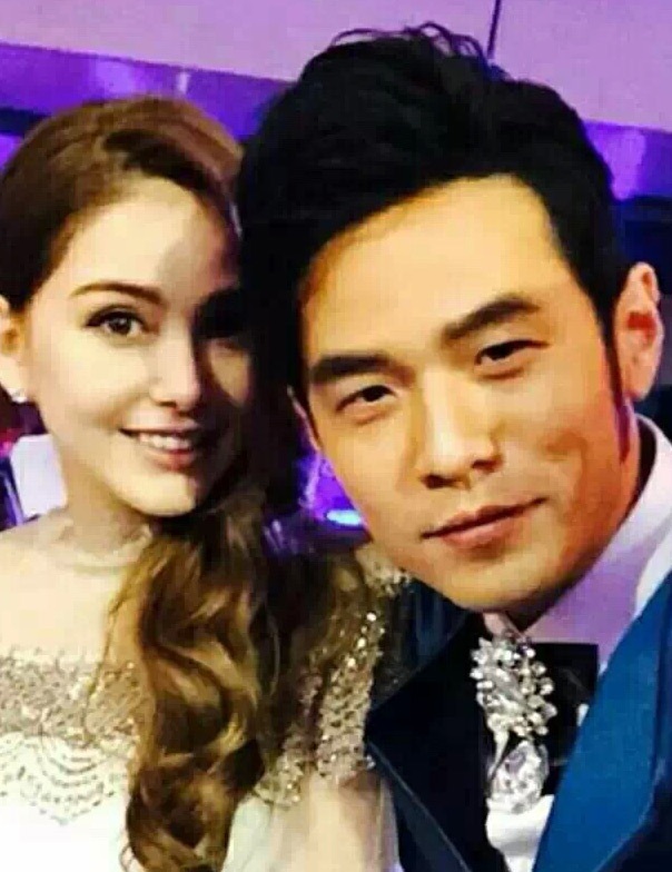 Trước đó, họ đã có một tiệc cưới cổ tích tại lâu đài cổ Anh vào tháng 1/2015.