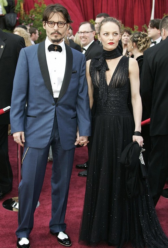 “Cướp biển” Johnny Depp đã cưới “bồ” trẻ - 4 Johnny và Amber bén duyên từ bộ phim