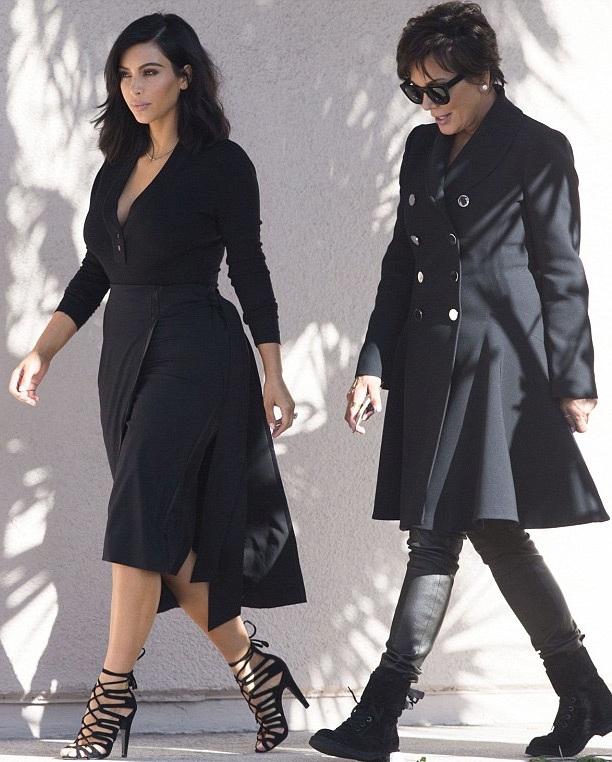 Kim Kardashian dịu dàng xuống phố sau bộ ảnh “nóng” - 6 Ông xã Kanye West của Kim cũng không phản đối việc vợ khoe thân trên tạp chí.