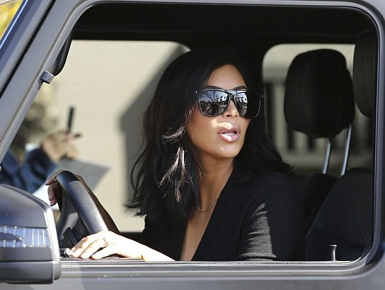 Kim Kardashian dịu dàng xuống phố sau bộ ảnh “nóng” - 9 Kiểu tóc mới giúp Kim trông dịu dàng hơn nhiều!