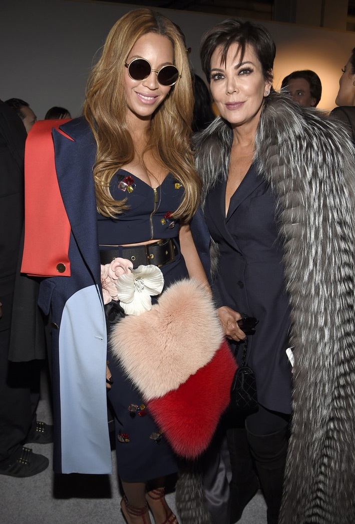 Con gái Kim Kardashian hoảng loạn trong show diễn của cha - 18 Mẹ ruột của Kim chụp hình chung với Beyoncé Knowles sau show diễn.