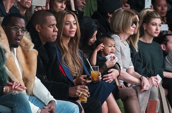 Con gái Kim Kardashian hoảng loạn trong show diễn của cha - 2 Cô bé vẫn mếu máo dù đã được mẹ cưng nựng, dỗ dành.