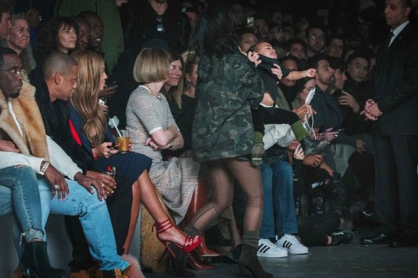 Con gái Kim Kardashian hoảng loạn trong show diễn của cha - 3 Bé North West không chịu ngồi yên, và liên tục phản đối bất chấp nỗ lực của Kim.