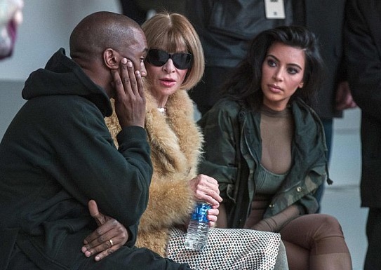 Con gái Kim Kardashian hoảng loạn trong show diễn của cha - 7 Bà tổng biên tập tờ Vogue - Anna Wintour rất thân thiết với vợ chồng Kim.