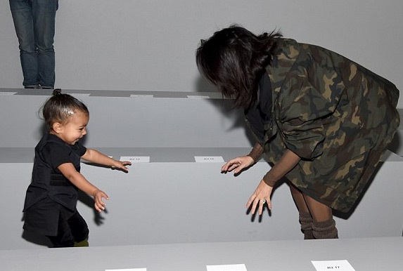 Con gái Kim Kardashian hoảng loạn trong show diễn của cha - 5 Bé North West đùa nghịch với mẹ trước khi show diễn thời trang bắt đầu.