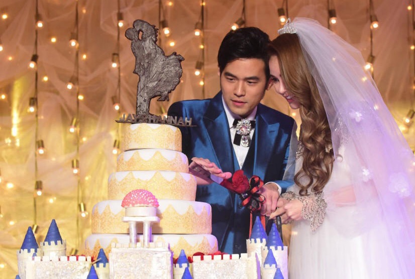 Châu Kiệt Luân tổ chức tiệc cưới tại Đài Loan - 3 Vợ chồng Châu Kiệt Luân cùng cắt bánh cưới trong tiếng vỗ tay chúc mừng của người thân.