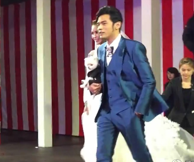 Châu Kiệt Luân tổ chức tiệc cưới tại Đài Loan - 6 Châu Kiệt Luân hạnh phúc nắm tay vợ trẻ.