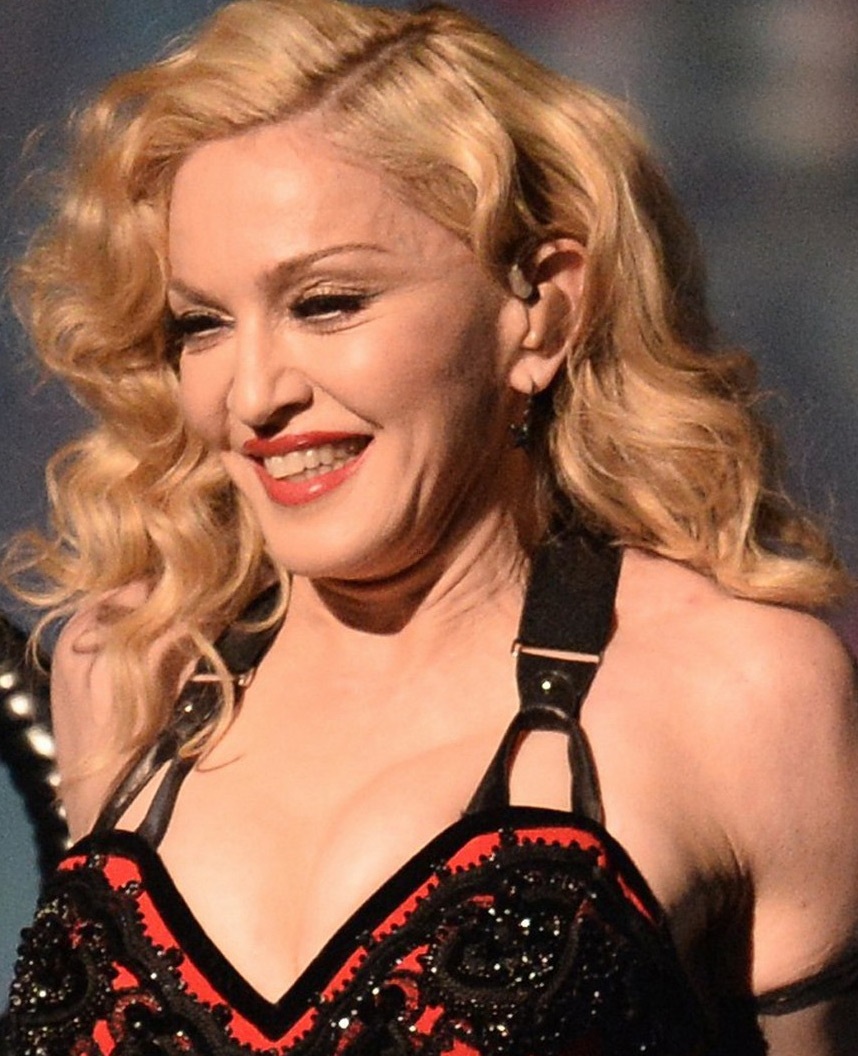 Diện quần siêu ngắn, Madonna nhảy rất "sung" - 2 Ngôi sao 54 tuổi khoe làn da trắng muốt và khả năng vũ đạo bên các vũ công trẻ.