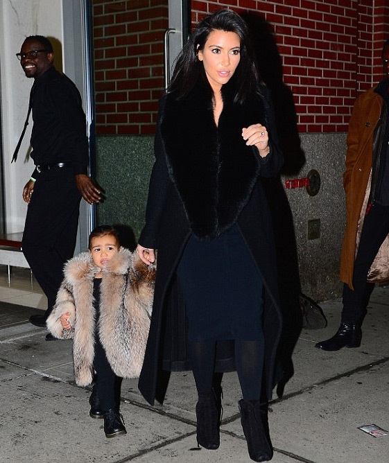 Con gái Kim hoảng sợ vì bị thợ săn ảnh "săn đuổi - 2 Con gái Kim hoảng sợ vì bị thợ săn ảnh săn đuổi