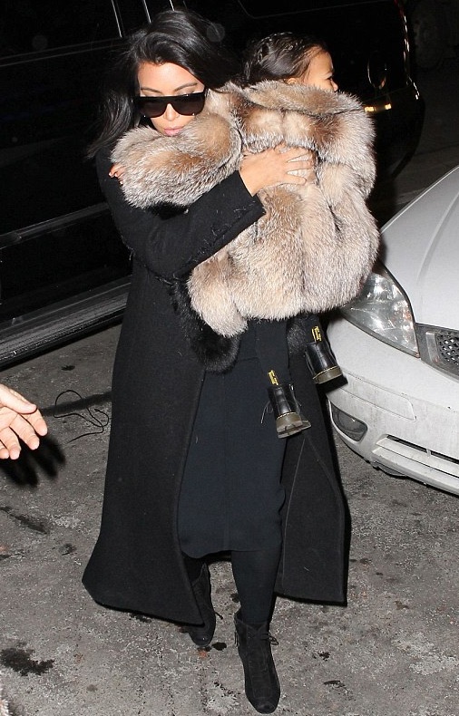 Con gái Kim hoảng sợ vì bị thợ săn ảnh "săn đuổi - 3 Con gái Kim hoảng sợ vì bị thợ săn ảnh săn đuổi