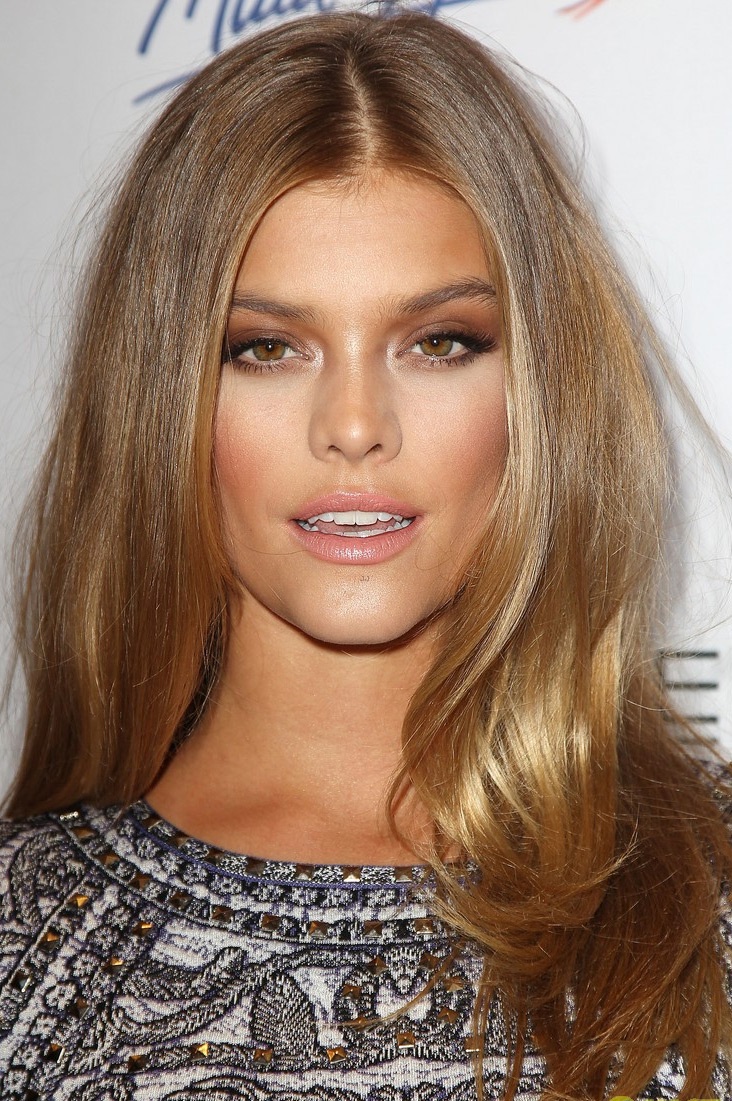 Cựu bạn gái của tài tử Leonardo Dicaprio rực sáng với phong cách gợi cảm.