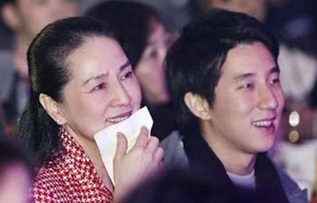 Tổ Minh đã tìm về gặp mẹ tại Đài Loan sau khi được ra tù ngày 13/2 vừa rồi.