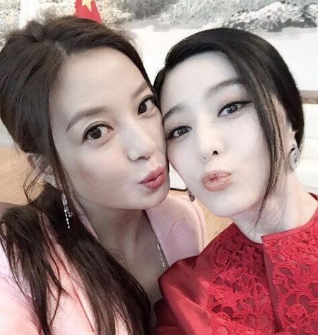 Triệu Vy và Phạm Băng Băng khoe ảnh thân mật sau tin đồn "thù địch" - 1 Triệu Vy và Phạm Băng Băng chụp ảnh thân mật trong sự kiện ngày 18/2.