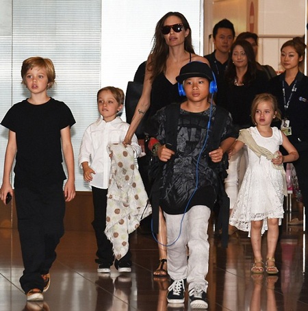 Brangelina nuôi dạy 6 đứa con như thế nào? - 2 Brad Pitt và Angelina Jolie luôn làm tốt vai trò của cha mẹ