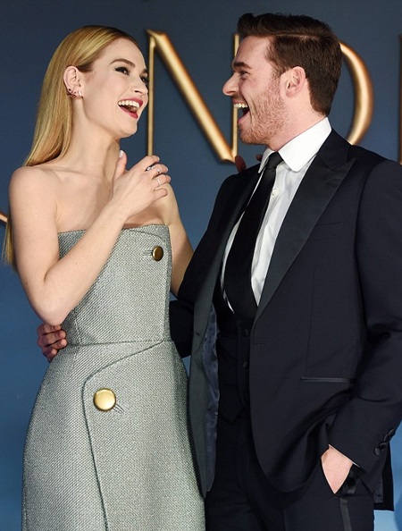 Bạn gái xinh xắn, dễ thương của "hoàng tử" Richard Madden - 10 Lọ Lem Lily James cười lớn và thoải mái khi gặp lại hoàng tử Richard.