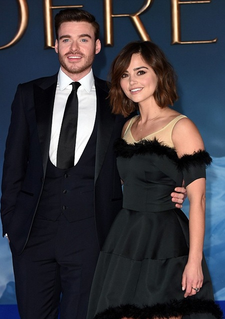 Bạn gái xinh xắn, dễ thương của "hoàng tử" Richard Madden - 7 Cặp đôi liên tục dành cho nhau những cử chỉ ngọt ngào, những cái nhìn âu yếm và thân mật.