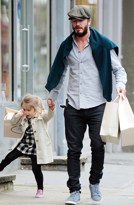 David Beckham vui vẻ đưa con gái cưng đi mua sắm - 5 Bé Harper tỏ ra khá hiếu động và nghịch ngợm.