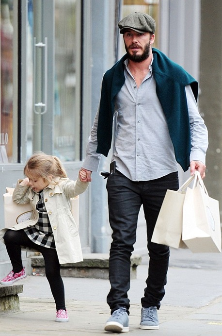 David Beckham vui vẻ đưa con gái cưng đi mua sắm - 6 Bé Harper tỏ ra khá hiếu động và nghịch ngợm.