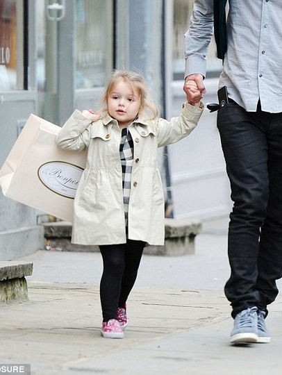 David Beckham vui vẻ đưa con gái cưng đi mua sắm - 7 Bé Harper tỏ ra khá hiếu động và nghịch ngợm.
