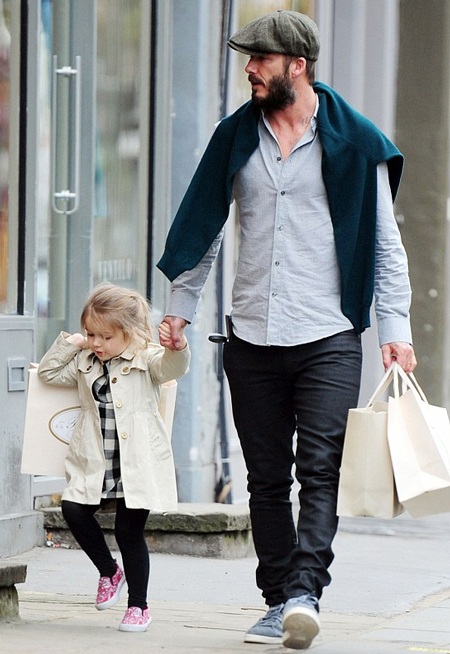 David Beckham vui vẻ đưa con gái cưng đi mua sắm - 8 Bé Harper tỏ ra khá hiếu động và nghịch ngợm.