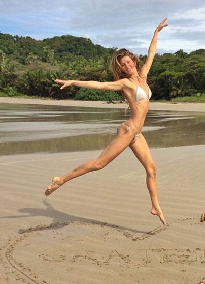 Siêu mẫu Gisele Bundchen khoe ảnh áo tắm sau thông báo “giải nghệ” - 1 Gisele đăng tải hình ảnh mới nhất của cô lên trang cá nhân sau hé lộ muốn giải nghệ.
