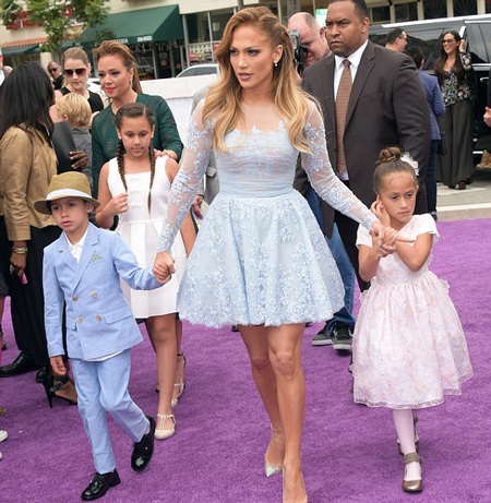 Jennifer Lopez khoe cặp sinh đôi đáng yêu - 4 Ba mẹ con Jennifer Lopez được vệ sĩ bảo vệ kỹ lưỡng khi vừa mới xuống xe.