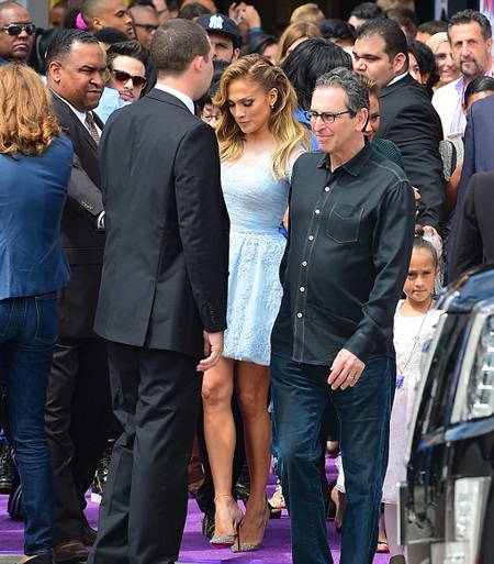 Jennifer Lopez khoe cặp sinh đôi đáng yêu - 3 Ba mẹ con Jennifer Lopez được vệ sĩ bảo vệ kỹ lưỡng khi vừa mới xuống xe.