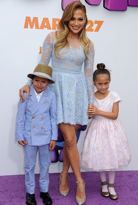 Jennifer Lopez khoe cặp sinh đôi đáng yêu - 5 Ba mẹ con Jennifer Lopez được vệ sĩ bảo vệ kỹ lưỡng khi vừa mới xuống xe.