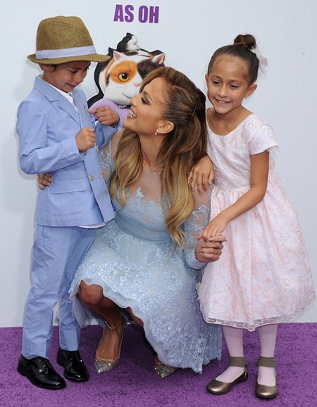 Jennifer Lopez khoe cặp sinh đôi đáng yêu - 7 Ba mẹ con Jennifer Lopez được vệ sĩ bảo vệ kỹ lưỡng khi vừa mới xuống xe.