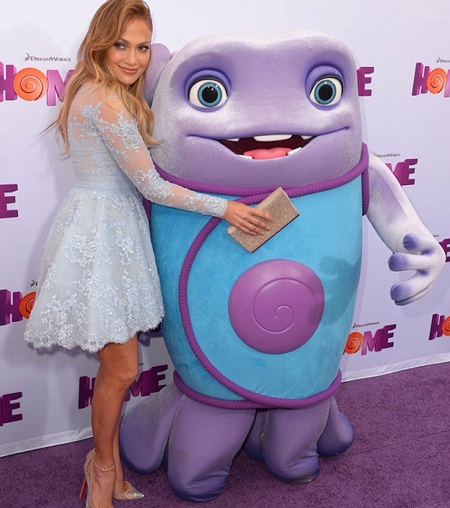 Jennifer Lopez khoe cặp sinh đôi đáng yêu - 10 Ba mẹ con Jennifer Lopez được vệ sĩ bảo vệ kỹ lưỡng khi vừa mới xuống xe.
