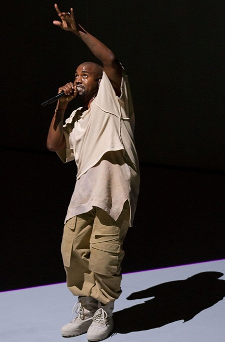 Kanye West bị “tẩy chay” - 1 Kanye West đã bị một bộ phận khán giả bỏ phiếu cấm trình diễn tại đại nhạc hội