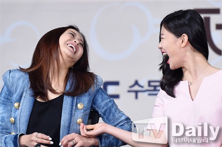 "Biểu tượng sắc đẹp số một xứ Hàn" trẻ đẹp ngỡ ngàng - 6 Giây phút thân mật của Kim Hee Sun và con gái Kim Yoo Jung