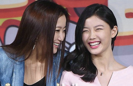 "Biểu tượng sắc đẹp số một xứ Hàn" trẻ đẹp ngỡ ngàng - 7 Giây phút thân mật của Kim Hee Sun và con gái Kim Yoo Jung