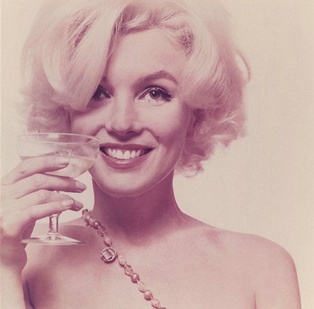 Hé lộ loạt ảnh "độc" của "quả bom sex" Marilyn Monroe trước khi mất - 6 Mái tóc vàng, bờ môi gợi cảm và nốt ruồi kiêu hãnh đã làm nên thương hiệu Marilyn Monroe.