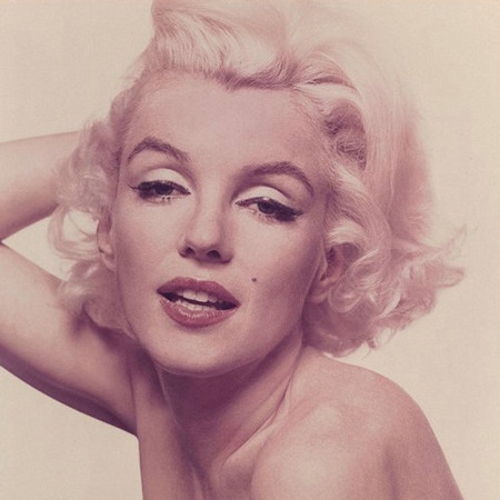 Hé lộ loạt ảnh "độc" của "quả bom sex" Marilyn Monroe trước khi mất - 7 Mái tóc vàng, bờ môi gợi cảm và nốt ruồi kiêu hãnh đã làm nên thương hiệu Marilyn Monroe.